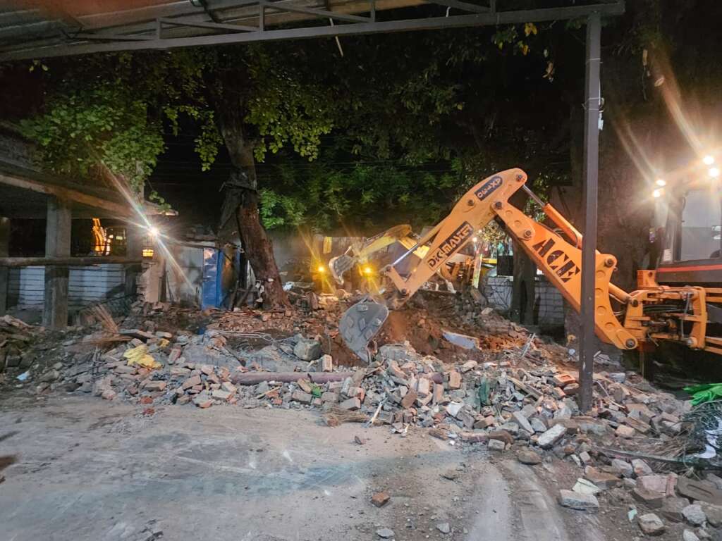 देहरादून के दून अस्पताल में अवैध मजार ध्वस्त, धामी सरकार का बुल्डोजर एक्शन