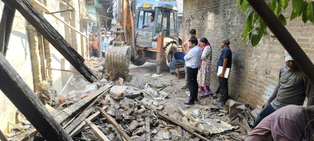 ​तबेला बनाकर सड़क पर किया था कब्जा, निगम ने हटाया