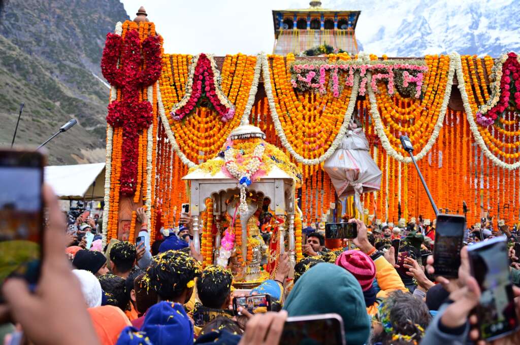 केदारनाथ धाम में पंचमुखी डोली का भव्य स्वागत, श्रद्धालुओं में उत्साह; शुक्रवार को खुलेंगे कपाट