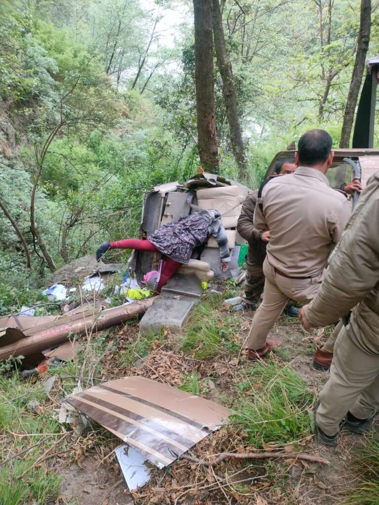 उत्तरकाशी: गंगनानी के पास प्राइवेट हेलिकॉप्टर क्रैश, 6 की मौत, एक घायल, रेस्क्यू ऑपरेशन जारी, देखें वीडियो