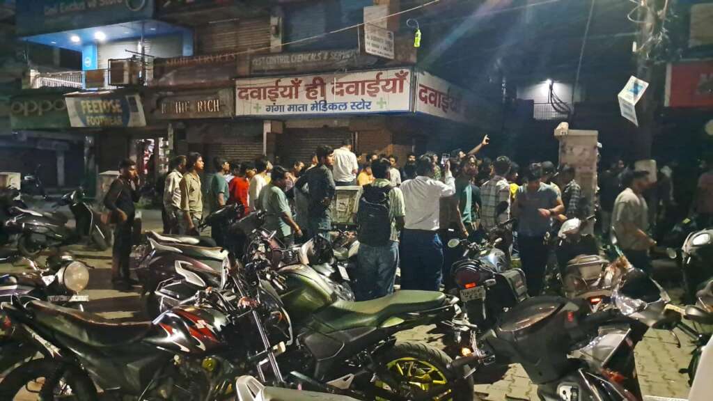 हरिद्वार: सरेराह मारपीट में गोली चली, हमलावर खुद घायल, देखें वीडियो