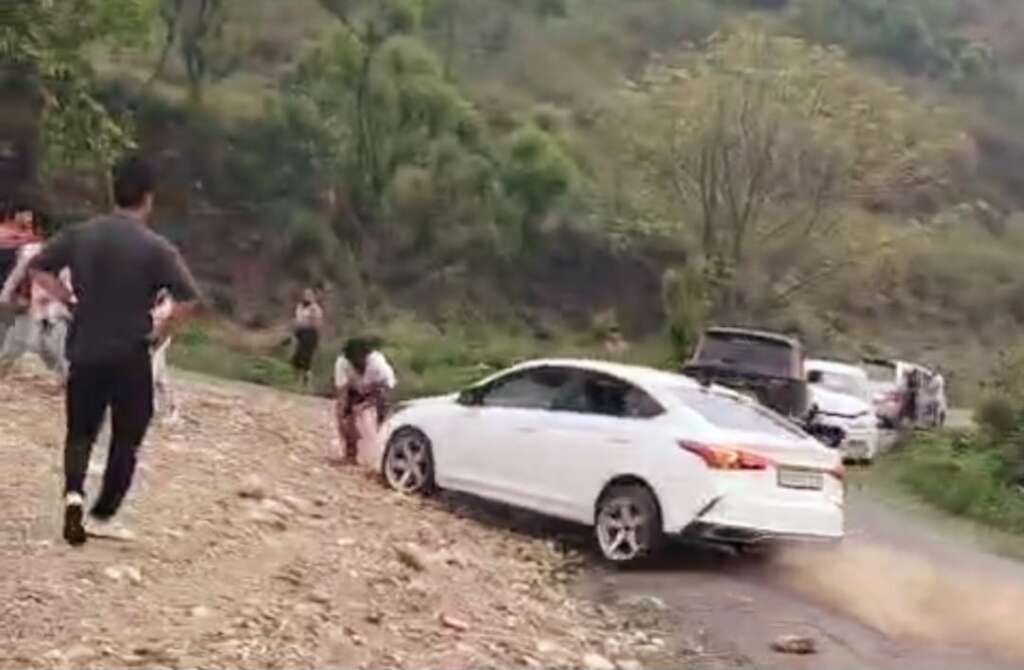 सिला चौकी में नशेड़ियों का उत्पात, कार से युवक को कुचलने की कोशिश, देखें वीडियो