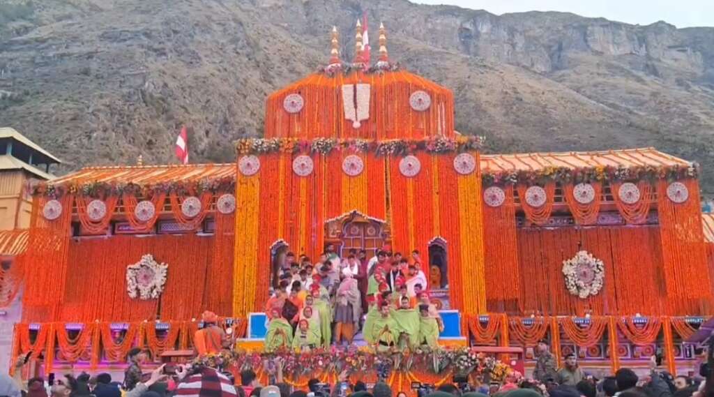 बदरीनाथ धाम के कपाट खुले: CM धामी ने PM मोदी के नाम से की पहली पूजा, जिलाधिकारी ने भेंट किया श्री विष्णु पुराण